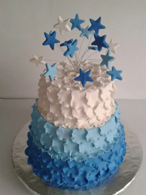 Torta de 15años inclinada en color Azul Cielo y Blanco decorada ...