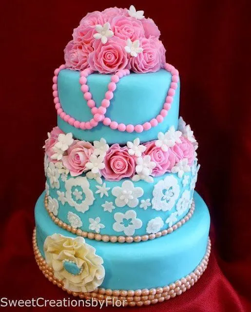 Torta de cumpleaños para damas en color turqueza con flores rosas ...