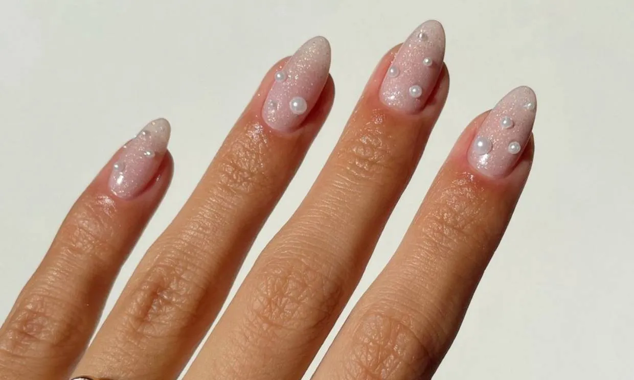 Ideas de manicura joya con perlas y brillantes en las uñas - Foto 1