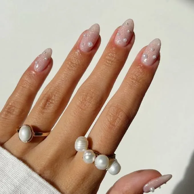 Ideas de manicura joya con perlas y brillantes en las uñas - Foto 1