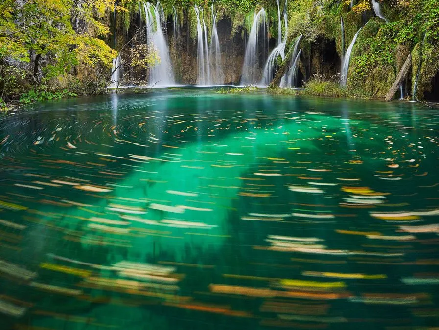 Cascadas del río azul - Blue river waterfalls | Banco de Imagenes