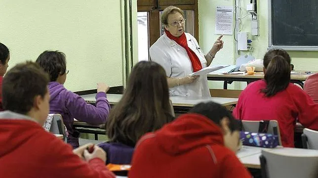 Imagen de archivo de una profesora dando clase - ABC.es