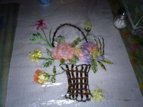 Imagen canasta de flores bordada con liston - grupos.emagister.com