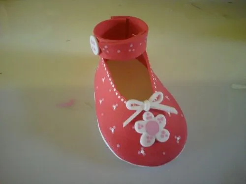 Imagen Zapatilla para bebé hecha con foamy - grupos.