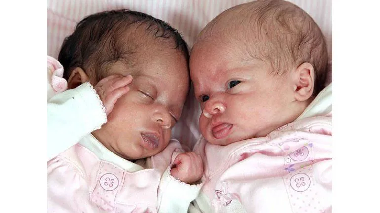 Imagenes de bebés gemelos morenos - Imagui