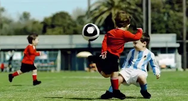 Imagenes de bebés jugando futbol - Imagui