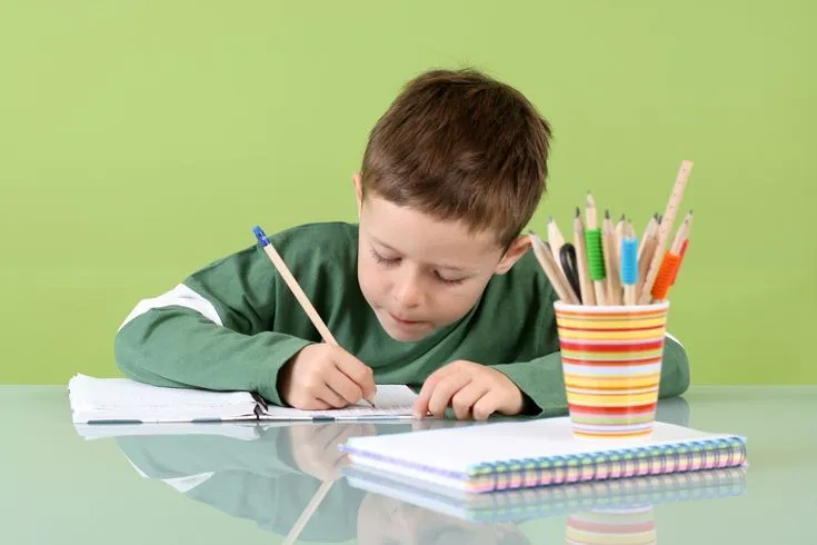 Un niño haciendo su tarea - Imagui | Láminas expresión oral ...