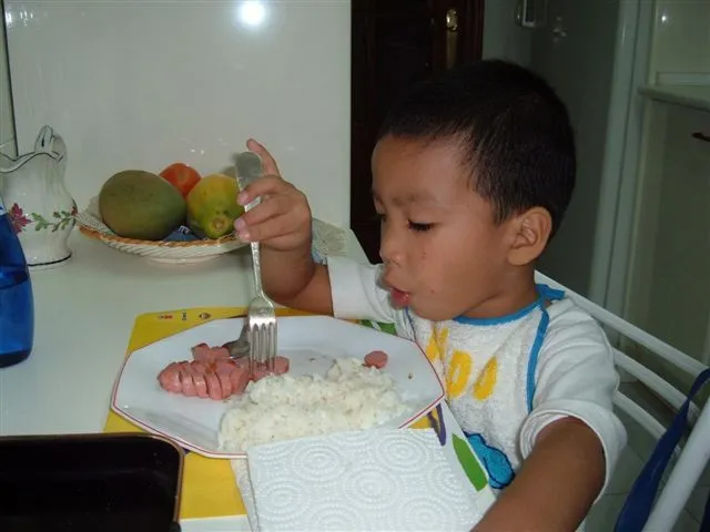 Niño cenando - Imagui