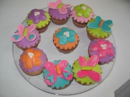 Tortas decoradas con mariposas y flores - Imagui
