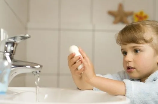 Imagenes de niños lavandose las manos y la cara - Imagui