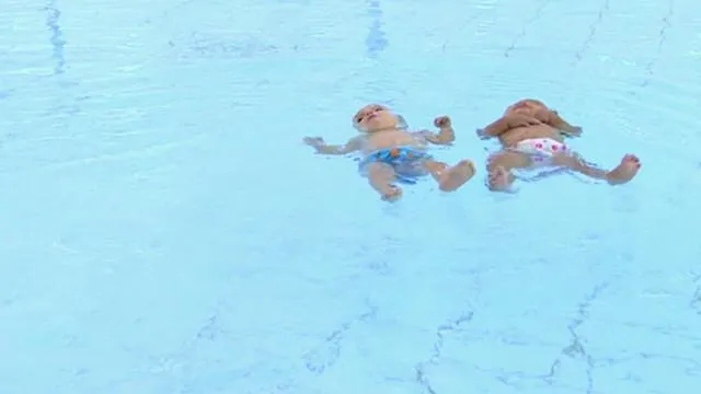 Los increíbles bebés gemelos nadadores - BBC Mundo - Video y Fotos