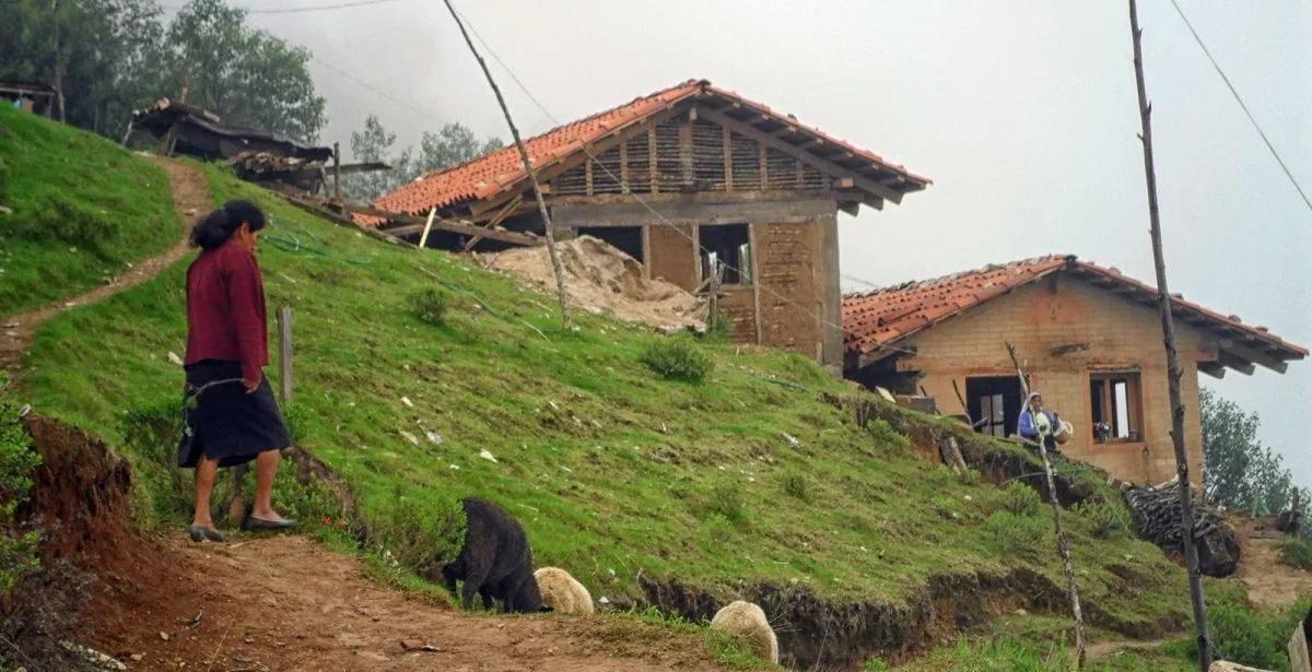 Los indígenas construyendo sus casas” – Producción Social del Hábitat