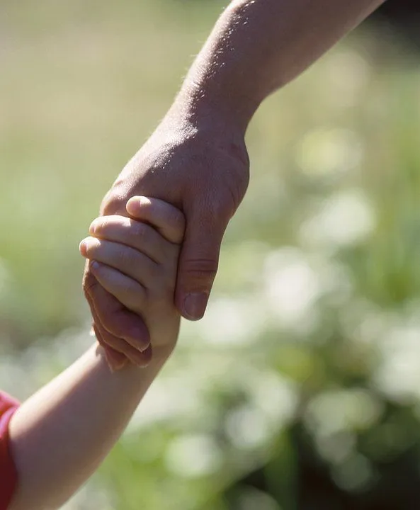 A través de la infancia: 10 Claves para Educar con Respeto A través de la infancia: 10 Claves para Educar con Respeto