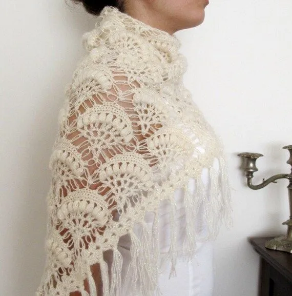 Items similar to Marfil Shrug nupcial mantón de novia Crochet chal ...