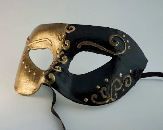 Items similar to Mascara de carnaval en negro y dorado para ...