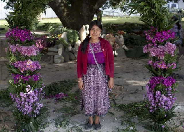 Ixcaj, mujer indígena de 18 años, de Chimaltenango, posa para una ...