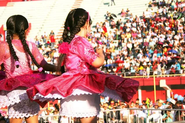 Jóvenes cholitas visten atuendos costosos | Bolivia Informa