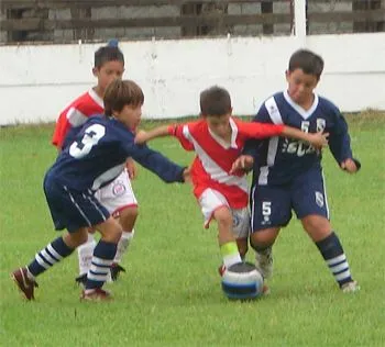 Niños jugando futbol dibujos - Imagui