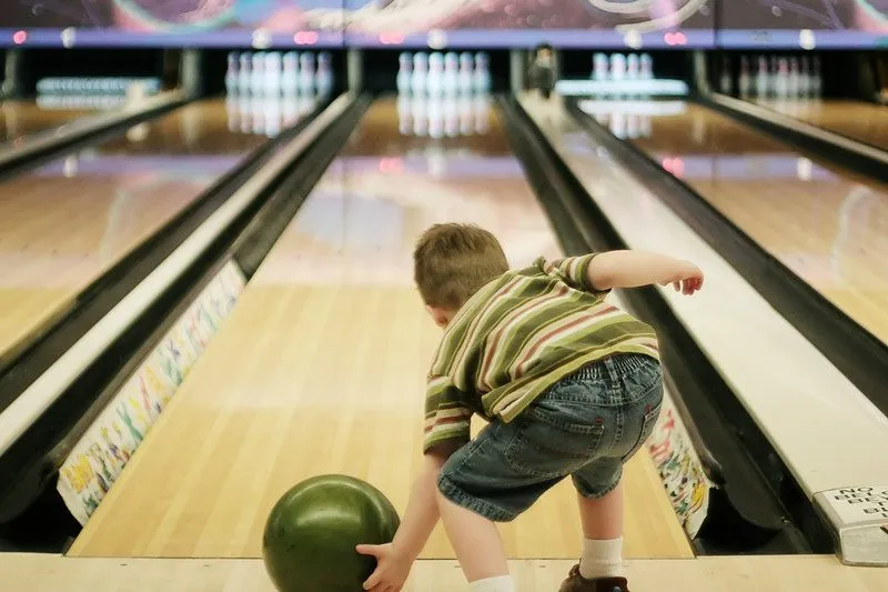 Jugando bowling con mis hijos: una experiencia inolvidable | Mi Kinder