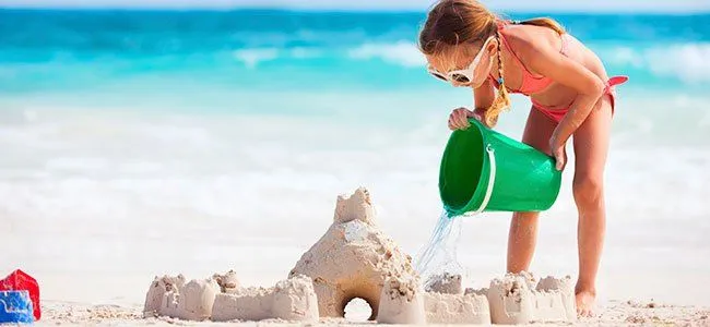 Jugar con agua y arena. Juegos infantiles en la playa.
