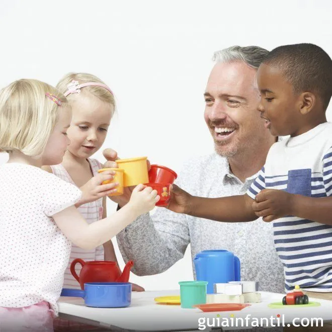 Jugar a las cocinitas con papá - Juegos entre el papá y sus hijos