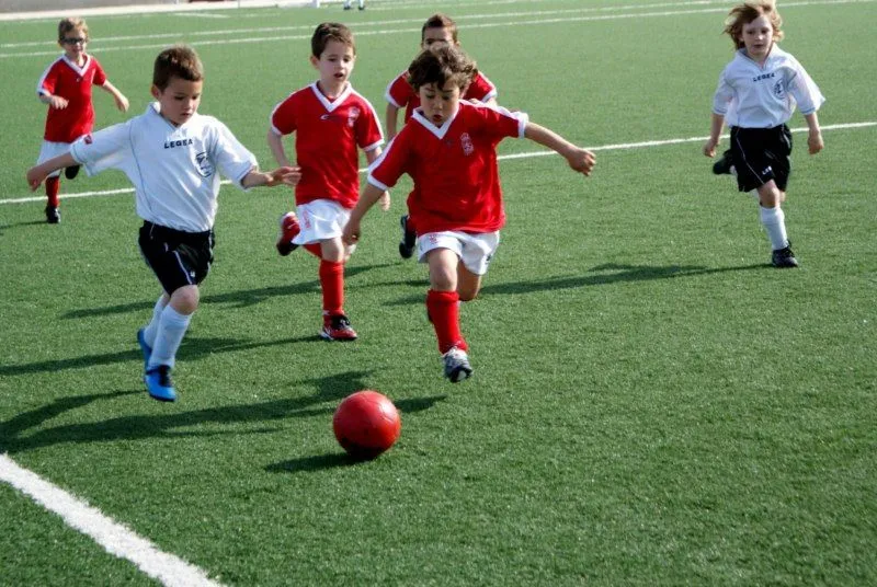 Jugar futbol niños - Imagui