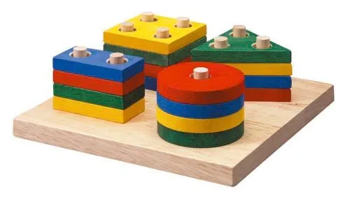 Juguetes de madera en formas geometricas y de colores primarios