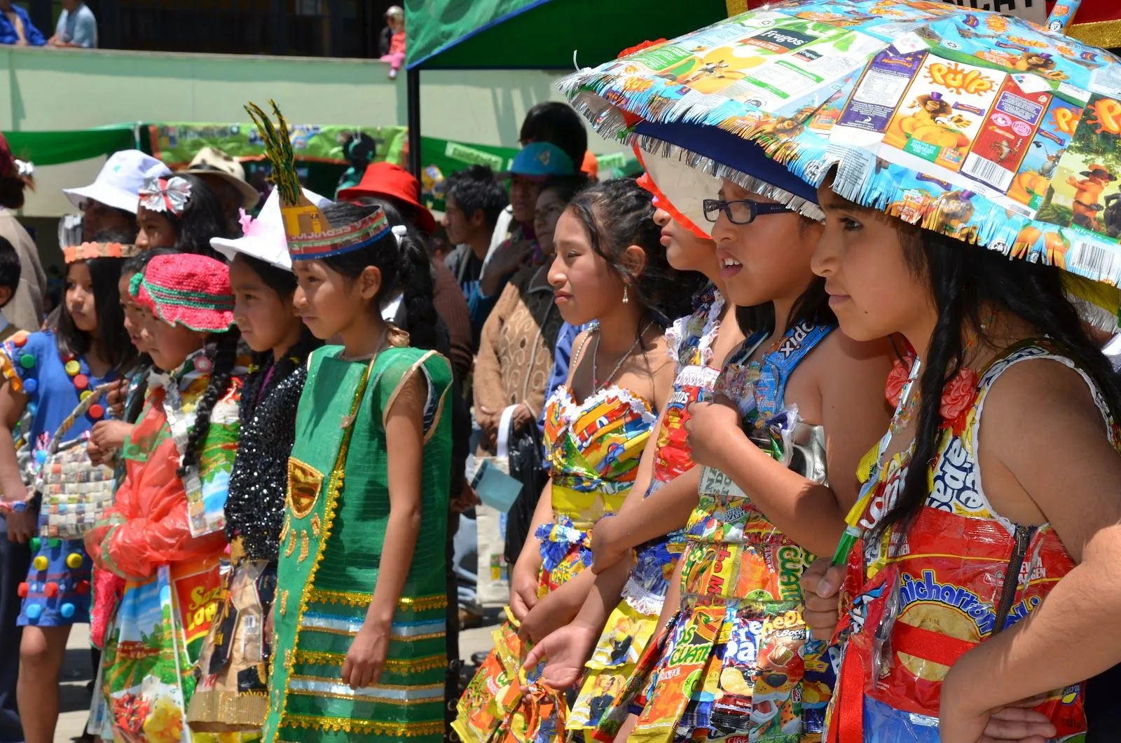 JUNÍN REGIÓN VERDE: Centenares de estudiantes lucieron trajes ... JUNÍN REGIÓN VERDE: Centenares de estudiantes lucieron trajes ...