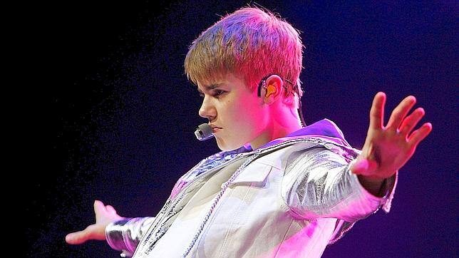 Justin Bieber vomita sobre el escenario en su primer concierto de ...
