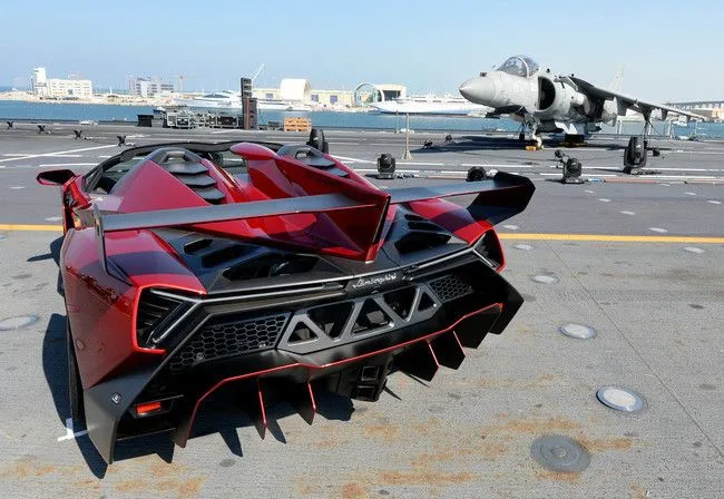 El Lamborghini Veneno Roadster se presentó en un portaaviones