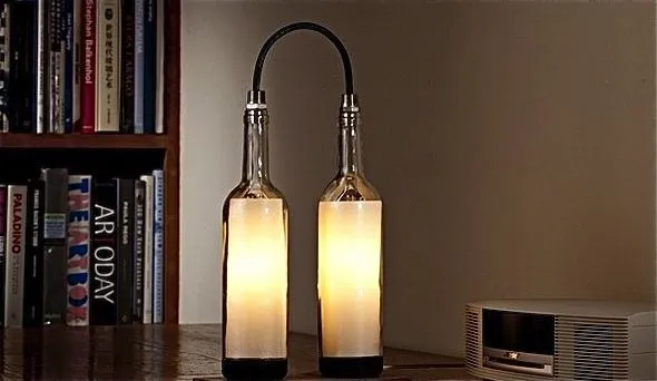 Elegantes lámparas con botellas de vino recicladas