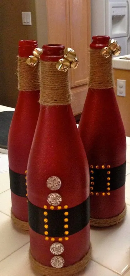 Lámparas navideñas con botellas de vino recicladas