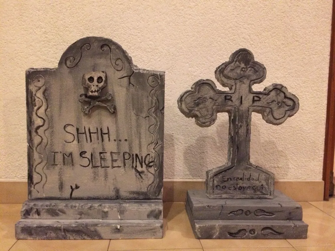 Lapida Halloween de unicel | Lápidas de halloween, Decoración de halloween,  Cosas de halloween