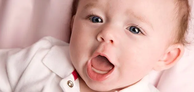 Desarrollo físico y mental de un bebé de dos meses