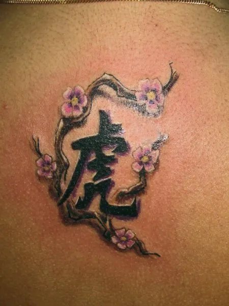 Tatuaje detras del hombro de esta chica letra china y estrellas ...