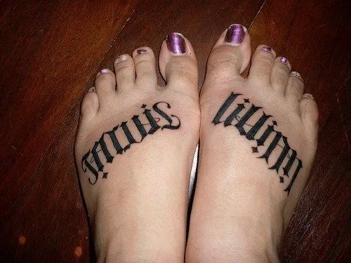 Letras tatuadas en los dos pies de esta chica. En el izquierdo ...