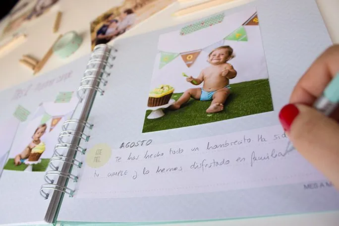 El libro de recuerdos del primer año del bebé | detallesconmimo