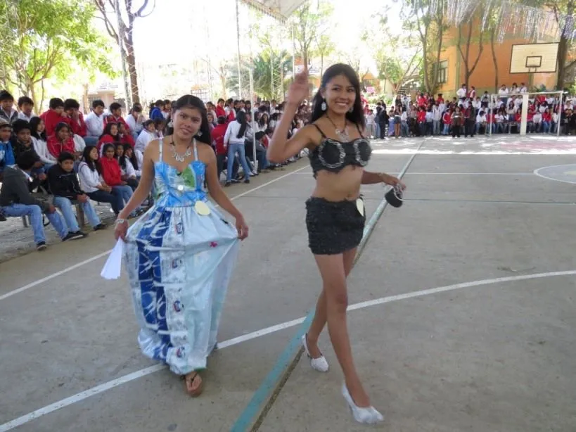 Liceo Tarija: DESFILE VESTIDOS MATERIAL RECICLADO Liceo Tarija: DESFILE VESTIDOS MATERIAL RECICLADO