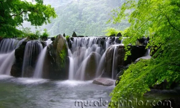 lienzo-mural-cascada-montanas.jpg