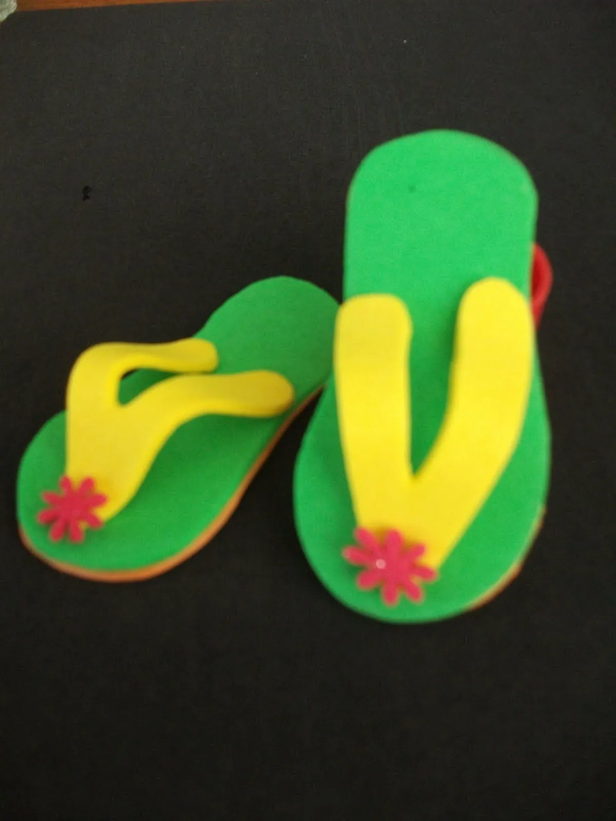muestra de unas sandalias para dar como souvenirs en una actividad de ...