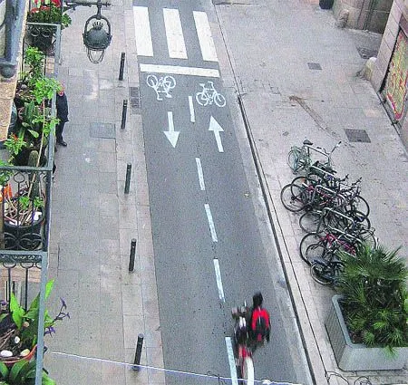 Lío en la calle Princesa al pintar un falso carril para bicis ...