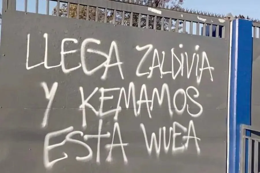 Llega Zaldivia y quemamos...”: el desafiante mensaje que dejaron hinchas de la U en un portón del CDA - La Tercera Llega Zaldivia y quemamos...”: el desafiante mensaje que dejaron hinchas de la U en un portón del CDA - La Tercera
