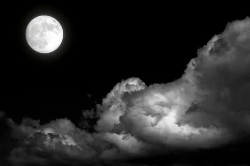 Luna llena en una noche gris | Resnick's City