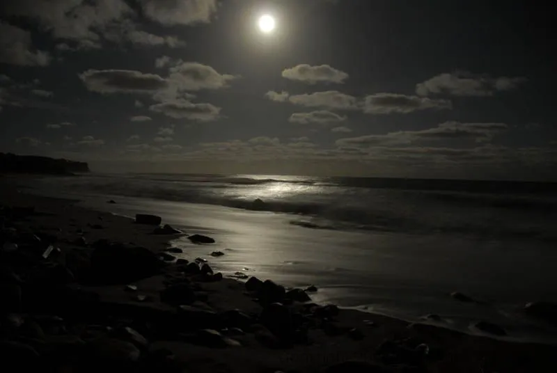 la luna llenaba de una tenue luz las aguas de aquella playa escondida ... la luna llenaba de una tenue luz las aguas de aquella playa escondida ...