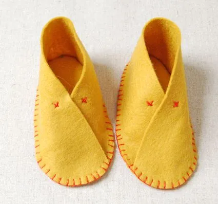 DE LUNARES Y NARANJAS: DIY: Zapatos de fieltro para bebés!