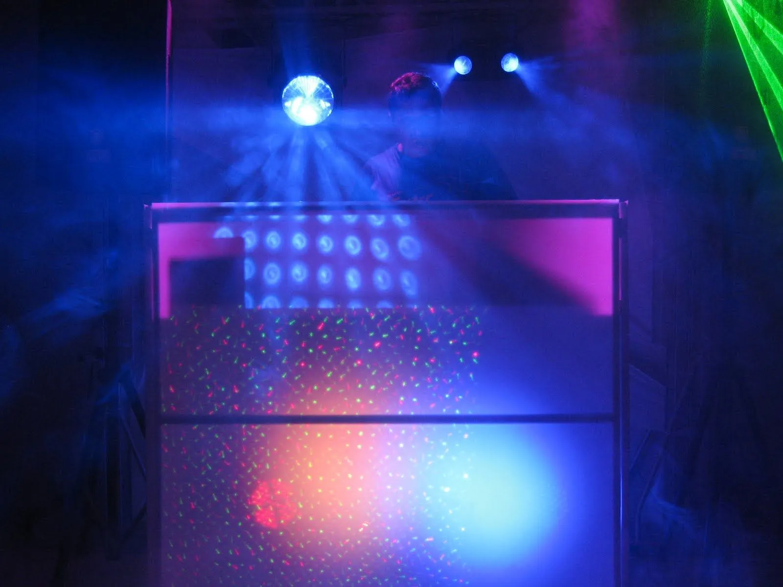 luz y sonido apollo: cabina iluminada de dj luz y sonido apollo: cabina iluminada de dj