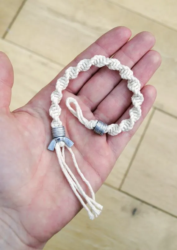 macramé: half knot spiral} washer & wingnut bracelet | Mini-