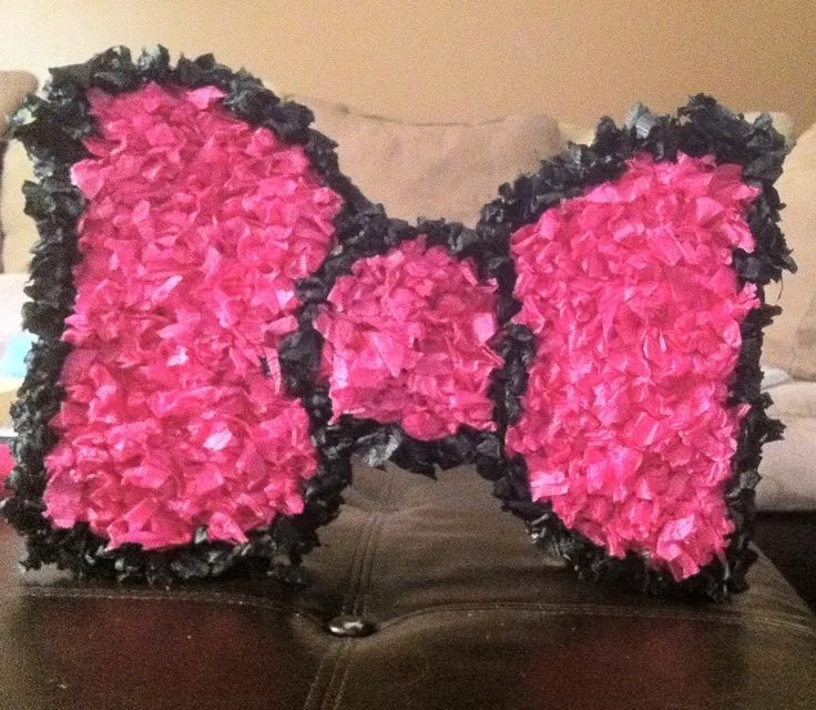I made my daughter a hello kitty bow piñata for her Birthday party ...