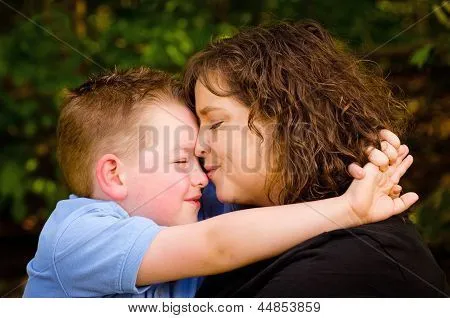 Madre e hijo abrazando con mujer besos niño Fotos stock e Imágenes ...
