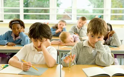 La mala postura de los niños en el colegio genera problemas en la ...